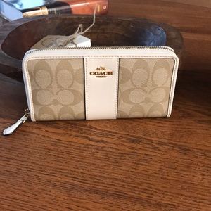 Coach wallet very good condition (little black mark on front) leather interior